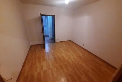 Garsonieră decomandată, mobilată în Nicolina