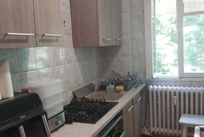 Apartament cu 3 camere semidecomandat în Alexandru Obregia