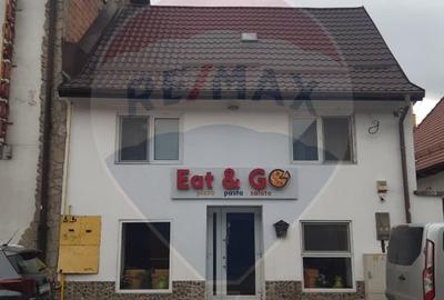 Casa cu spatiu comercial la parter - 1