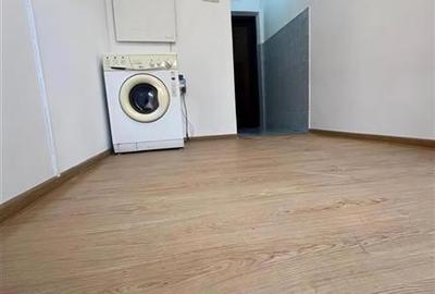 Garsonieră decomandată în Vest