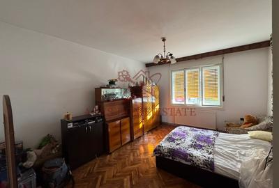 Investiție cu potențial: 2 apartamente + mansardă – Comison 0 - 9