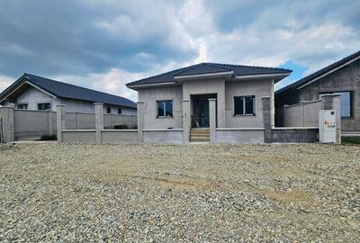 Casa noua ,  finisata cu 5 camere in localitatea Santandrei - 1