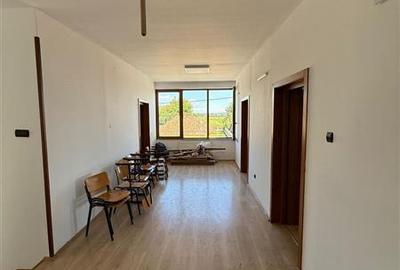 De inchiriat spatiu birouri, 10 birouri , 4 bai, garaj, 4 bai si teren 10 arii,S - 15