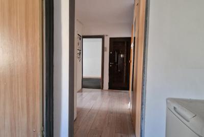Navodari( Sud, Str Rândunelelor)- 2 camere decomandate, etaj 3/4, liber - 20