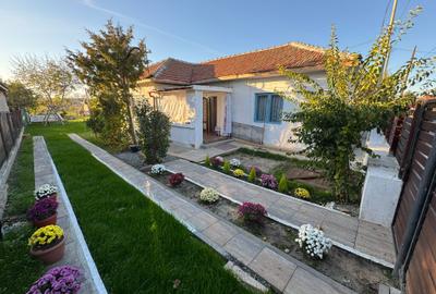 Casă de vânzare în Corbu – deschidere la strada principală! - 1