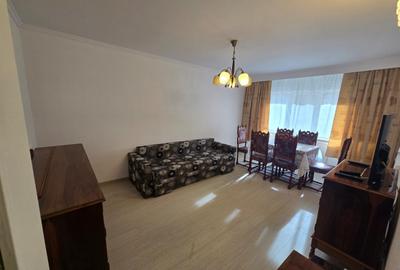 Apartament cu 3 camere decomandat, mobilat în Eremia