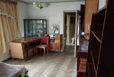 Apartament cu 3 camere semidecomandat în Titan