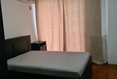 Apartament cu 3 camere decomandat, mobilat în P-ța Romană