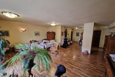 Apartament cu 3 camere semidecomandat, mobilat în Borhanci