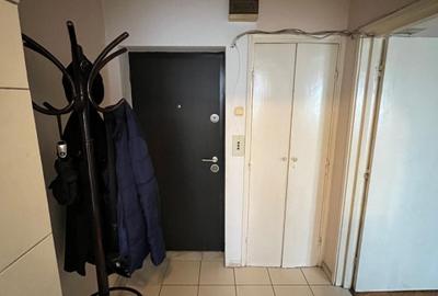 Apartament cu 3 camere semidecomandat, mobilat în Titan