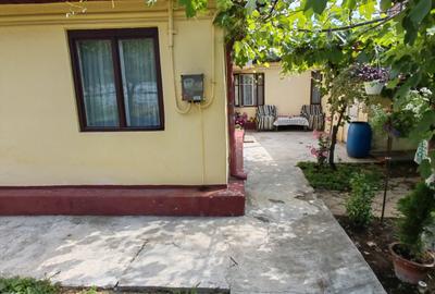 Casa demolabila , curte 579 mp cu toate utilitatiile - 1