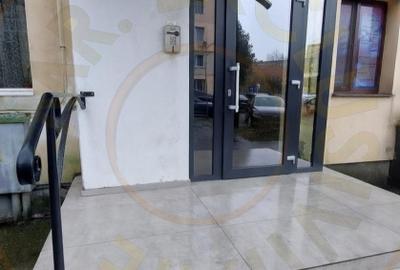 Apartament cu 3 camere semidecomandat în Calea București