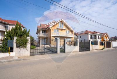 Casă cu 8 camere în Sânmartin