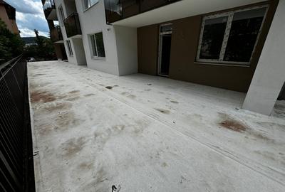 Apartament cu 3 camere semidecomandat în Florești