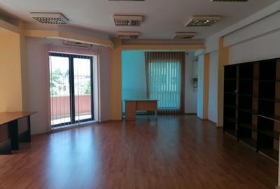 Birou, 70 mp în Delfinariu