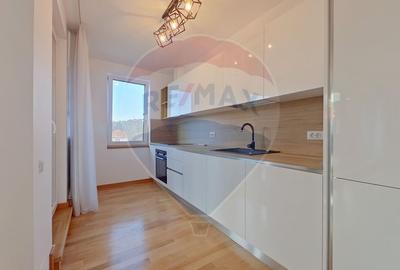 Apartament cu 3 camere semidecomandat, mobilat în Central