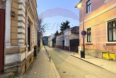 Apartament 4 camere, pe 2 niveluri si curte comuna în Centru - 42