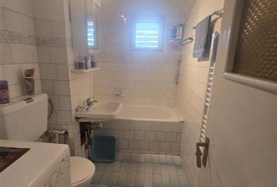 Apartament cu trei camere in zona centrala - 1