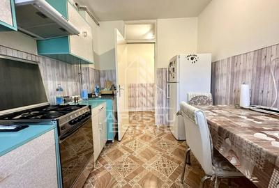 Apartament cu 3 camere semidecomandat, mobilat în Girocului