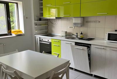 Apartament cu 3 camere decomandat, mobilat în Iancu Nicolae