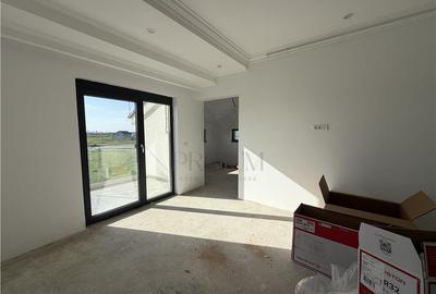 Apartament cu 3 camere semidecomandat în Moșnița Nouă