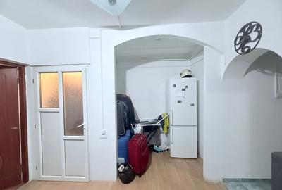 Apartament cu 3 camere semidecomandat, mobilat în Gorjului
