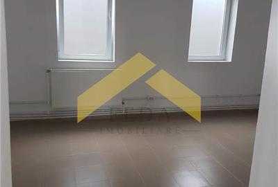 De vanzare doua hale pe un teren imprejmuit 9000 mp zona Gai - 8