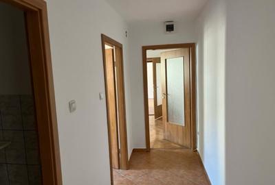 Zona Dorobanti .. etaj intermediar, 3 camere semidecomandate .. pret 88.000 euro