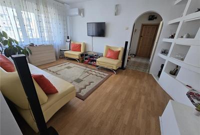 Apartament cu 3 camere decomandat în Mircea cel Bătrân