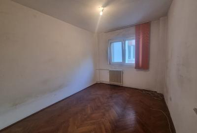 Apartament cu 4 camere semidecomandat în Moșilor