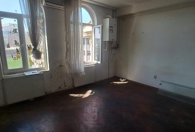 Apartament cu 3 camere semidecomandat în Calea Victoriei