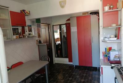 Apartament cu 3 camere decomandat, mobilat în Central