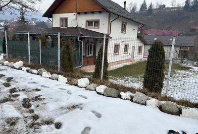 Casă de vânzare mai multe detalii la nr 0756709977 - 5