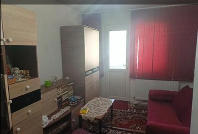 Apartament cu 3 camere semidecomandat în Km 4-5