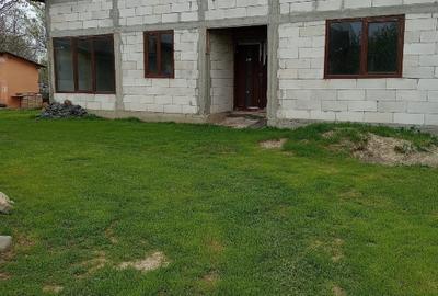 Casă individuală cu 4 camere în Vadu Pașii