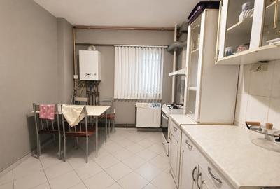 Apartament cu 3 camere decomandat în Păcii