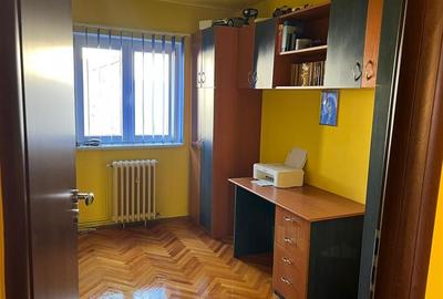 Apartament cu 3 camere decomandat, mobilat în Vasile Aaron
