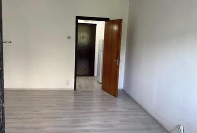Garsonieră semidecomandată în Apărătorii Patriei