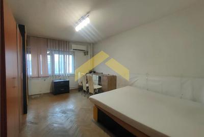 Apartament 3 camere de vanzare zona Intim - 1