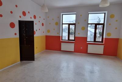 Cladire cu etaj pretabila afacere - 1