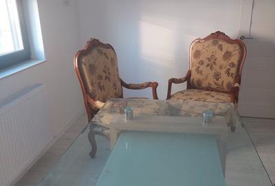 Apartament cu 3 camere semidecomandat, mobilat în Central
