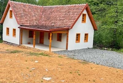 CHIUZBAIA 2CABANE cu teren de aprox. 70ari ! - 1