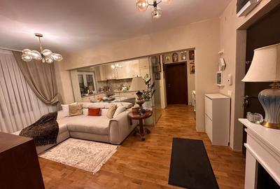Apartament cu 4 camere semidecomandat în Moșilor