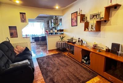 Apartament cu 4 camere decomandat în Est