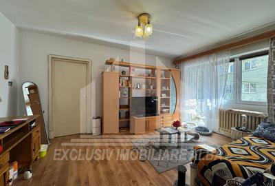 Apartament cu 3 camere semidecomandat, mobilat în Cetate