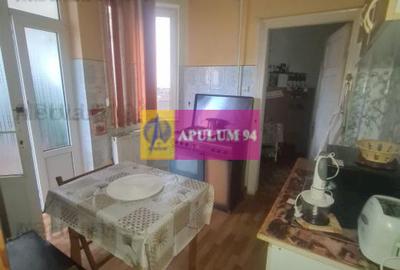 Apartament cu 3 camere semidecomandat, mobilat în Central