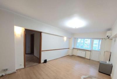 Apartament cu 3 camere semidecomandat în Moșilor