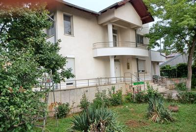 Urziceni, Centrul Vechi, vila impunatoare - 1