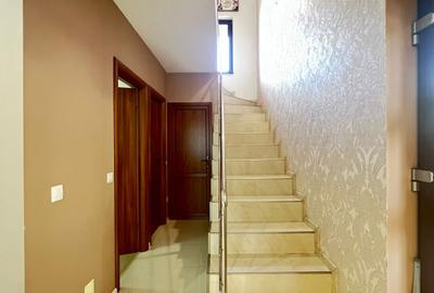Vila Superba pentru 2 familii /9 Camere /Curte 721 - 17