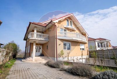 Casă cu 8 camere în Sânmartin